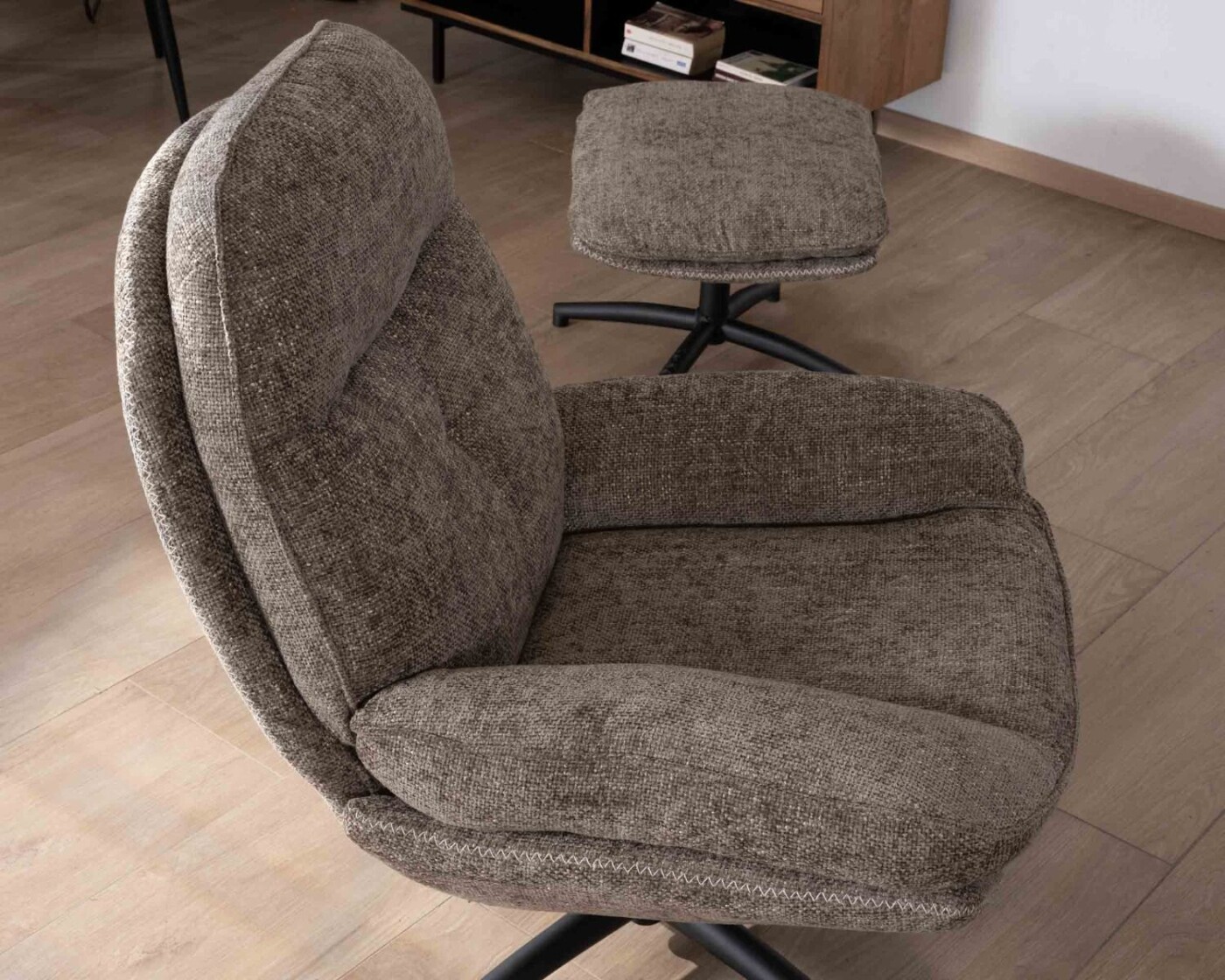 FAUTEUIL PIVOTANT BRANSON TAUPE AVEC REPOSE PIEDS – Image 2