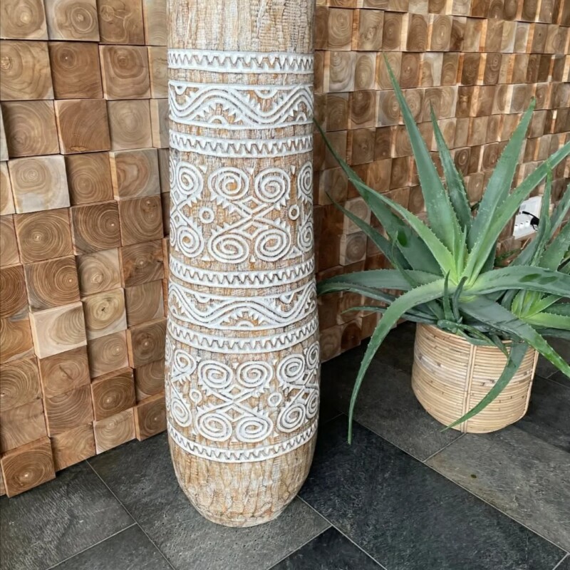 VASE EN BOIS SCULPTÉ